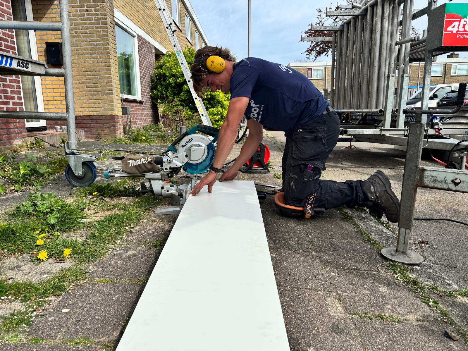 Monteur Groningen Isoleert bereidt materialen voor naast de steiger bij een Groningse woning